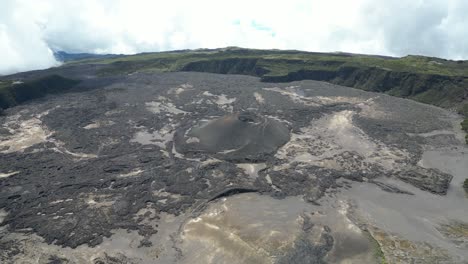 Vista-Aérea-Panorámica-De-La-Formación-Rocosa-En-El-Monte-Karthala-O-Volcán-Activo-Karthola-En-La-Isla-De-Gran-Comora-En-Comoras