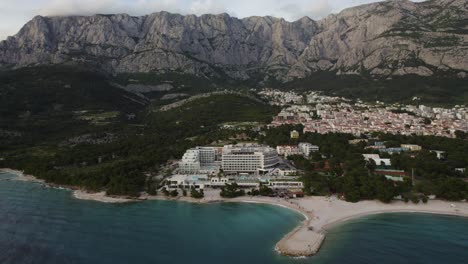 Hotel-Aminess-Khalani-En-Makarska,-Croacia:-Fotografía-Aérea-Con-Dron