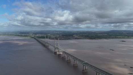 Puente-Sobre-El-Río-Severn,-Puente-Prince-Of-Wales-M4,-Drones-Del-Reino-Unido,-Cielo-Azul-Y-Nubes-Blancas