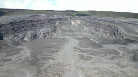 Vista-Aérea-Del-Volcán-Activo-Del-Monte-Karthala-O-Karthola-En-La-Isla-De-Gran-Comora-En-Comoras,-Dron-Sobrevolando-La-Formación-Del-Cráter