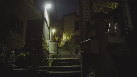 Calles-Estrechas-Con-Escaleras-En-El-Tranquilo-Pueblo-Pesquero-De-Saikazaki,-Wakayama,-Japón