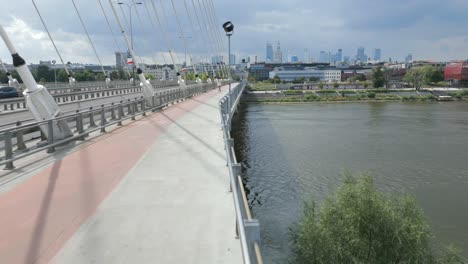 El-Centro-De-Varsovia-Es-Una-Ciudad-Vibrante,-Con-Monumentos-Y-Modernos-Rascacielos,-Puentes-Para-Peatones-Y-Ciclistas-Sobre-El-Río-Vístula.