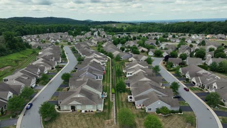 Suburban-neighborhood-with-rows-of-houses-and-green-lawns-in-America