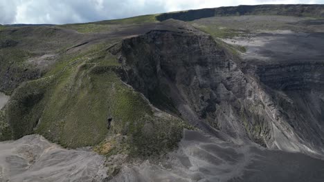 Luftaufnahmen-über-Dem-Berg-Karthala-Oder-Dem-Aktiven-Vulkan-Karthola-Auf-Der-Insel-Grande-Comore-Auf-Den-Komoren,-Drohnenflug-über-Der-Malerischen-Felsformation-Des-Kraters