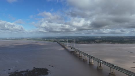 Brücke-über-Den-Fluss-Severn,-M4-Prince-Of-Wales-Bridge,-Großbritannien,-Aufsteigende-Drohne,-Luftaufnahme