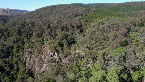 Vistas-Montañosas-Escarpadas-Cerca-Del-Mirador-De-Falls-Y-Bulls-Falls-En-La-Reserva-Forestal-Mount-Mee,-Queensland,-Australia