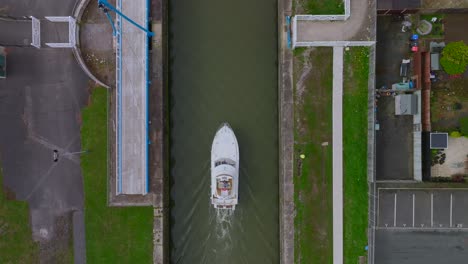 Boot-Fährt-Durch-Schmalen-Kanal