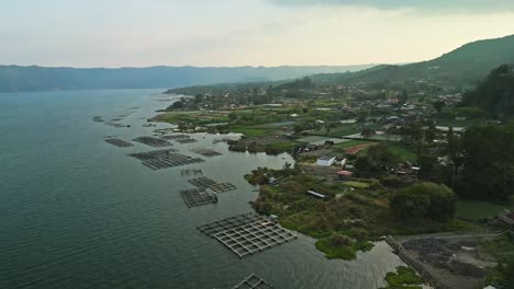 En-Medio-De-La-Serena-Extensión-De-Danau-Batur,-Las-Granjas-De-Peces-De-Kintamani-Flotan-Como-Delicadas-Islas.