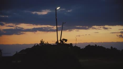 Farola-Cerca-De-La-Costa-Ventosa-Durante-La-Puesta-De-Sol-En-Saikazaki,-Wakayama,-Japón