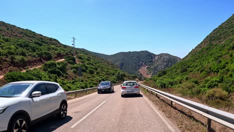 Fahren-Im-Dichten-Verkehr-Auf-Einer-Küstenstraße,-Standpunkt,-Sardinien