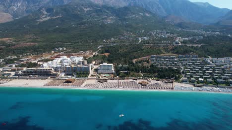 Hoteles-Y-Complejos-Turísticos-Con-Impresionantes-Vistas-Al-Mar-Jónico-De-Color-Azul-Turquesa-Para-Destinos-Vacacionales-Perfectos-En-Albania