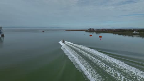 Verfolgung-Der-Bootswelle-Auf-Einem-Sehr-Ruhigen-Fluss,-Während-Das-Schiff-Aufs-Meer-Hinausfährt