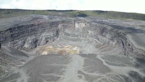 Vista-Aérea-Del-Monte-Karthala-O-Volcán-Activo-Karthola-En-La-Isla-De-Gran-Comora,-Comoras,-Dron-Que-Revela-Una-Formación-De-Lava-Escénica-En-La-Roca