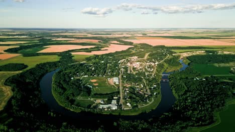 Toma-Aérea-De-Las-Extensas-Tierras-De-Cultivo-De-Wawanesa-Y-La-Pintoresca-Campiña-De-Manitoba