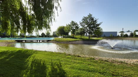 Schöner-See-Mit-Springbrunnen-Und-Brücke