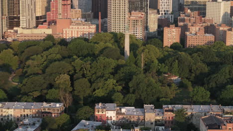 Toma-Aérea-Del-Parque-Fort-Greene-En-Una-Mañana-De-Verano