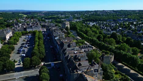 Anflug-Von-Luftaufnahmen-über-Der-Burg-Von-Dinan-Und-Ihrer-Umgebung,-Frankreich