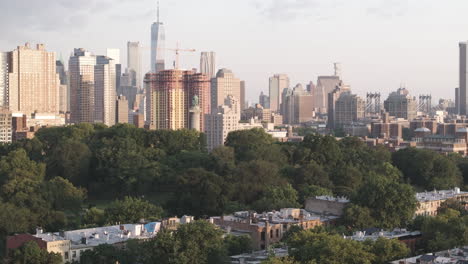 Toma-Aérea-Del-Parque-Fort-Greene-En-Una-Mañana-De-Verano