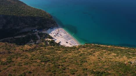 Descubriendo-Una-Playa-Escondida-A-Lo-Largo-De-Las-Laderas-Rocosas-De-La-Costa-Jónica-En-Gjipe,-Albania