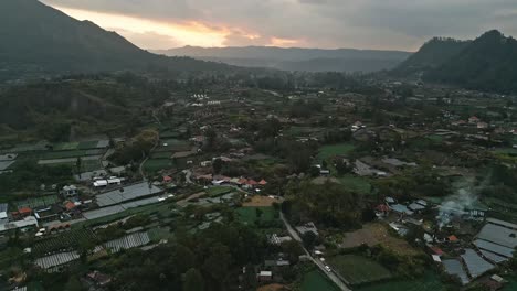 Eingebettet-Unterhalb-Des-Mount-Batur-Liegt-Toya-Bungkah,-Eingebettet-In-Die-Umarmung-Der-Natur