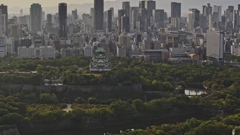 Osaka,-Japan---Luftaufnahme-Des-Osakajo-Parks-Mit-V66-Überflug,-Der-Die-Burg-Vor-Der-Kulisse-Der-Innenstadt-Einfängt-Und-Den-Kontrast-Zwischen-Traditioneller-Und-Moderner-Architektur-Zeigt---Aufgenommen-Mit-Mavic-3-Pro-Cine---Oktober-2023