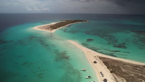 Cayo-de-agua's-sandy-isthmus-and-turquoise-waters-in-los-roques,-venezuela,-aerial-view