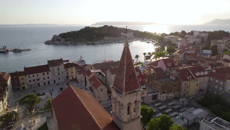 La-Ciudad-De-Makarska,-En-Croacia:-Fotografía-Aérea-Tomada-Con-Un-Dron