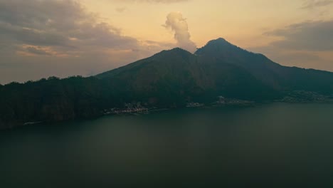 Laderas-Con-Siluetas-Volcánicas,-Sereno-Atardecer-En-El-Paisaje-Tropical-De-Indonesia