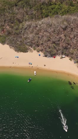 Vertikale-Höhenansicht-Eines-Strandes-In-Huatulco,-Oaxaca