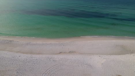 Panorámica-Sobre-Una-Playa-De-Arena-Blanca-Con-Aguas-Color-Esmeralda-En-Un-Día-De-Verano