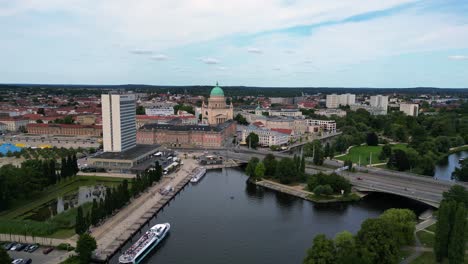 Potsdamer-Innenstadt-Mit-Roten-Dächern-Und-Der-Havel,-Die-Sie-An-Einem-Sonnigen-Und-Bewölkten-Tag-Umgibt