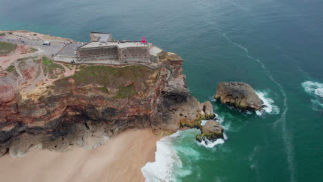 Der-Majestätische-Leuchtturm-Von-Nazare-Und-Seine-Umgebung-Aus-Der-Luft