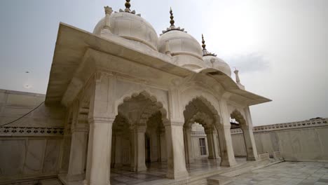 El-Fuerte-De-Agra-Es-En-Realidad-Una-Ciudad-Entera-Amurallada-Roja,-Y-Puedes-Pasar-Fácilmente-Unas-Horas-Explorando-Los-Diferentes-Edificios-Y-Miradores-De-La-Fortaleza