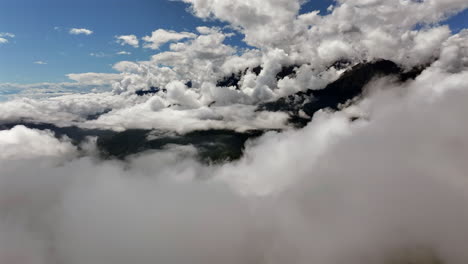 Fliegen-über-Wolken-Berg-Landschaft-Blauer-Himmel