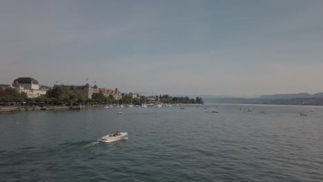 Zurich,-Suiza---18-De-Junio-De-2019:-Barcos-En-El-Lago-De-Zurich-Al-Atardecer,-Edificios-De-La-Ciudad-De-Zurich