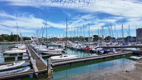 Schwenkbewegung-über-Den-Vieux-Port-Und-Seine-Umgebung,-La-Rochelle,-Frankreich