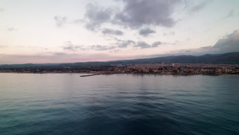 Drone-rise-up-and-reveal-of-the-town-of-Avola,-in-Sicily-Italy