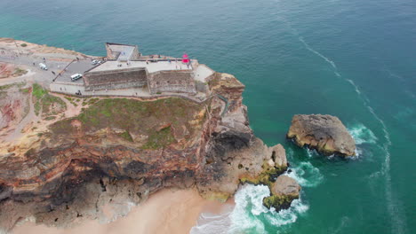 Sobrevolando-El-Precioso-Faro-De-Nazare-Y-Su-Bello-Entorno