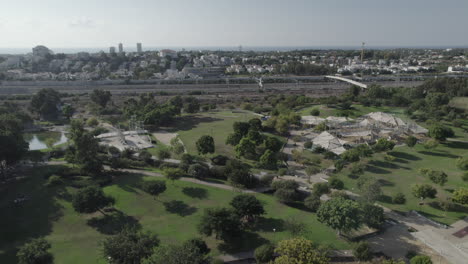 El-Parque-Herzliya-Es-Un-Lugar-Perfecto-Para-Pasar-El-Día,-Un-Parque-Familiar-Y-Hay-Muchas-Cosas-Para-Hacer,-Como-Restaurantes,-áreas-De-Juegos-Para-Niños,-Pistas-Para-Correr,-Pistas-Para-Bicicletas-Y-Perros---Archivo-D-log