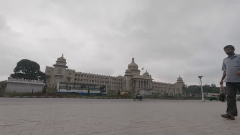 Bangalore,-India:-Un-Paisaje-En-Vidhana-Soudha-Con-Gente-Caminando-Por-La-Calle:-Toma-En-Cámara-Lenta