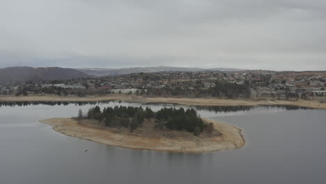 Toma-Aérea-De-Un-Dron-Que-Sobrevolaba-La-Aldea-De-Jindabyne-En-Un-Día-Nublado-De-Invierno