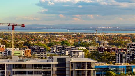 Time-lapse-Del-área-De-Zetland-Mirando-Hacia-El-Aeropuerto-Internacional-De-Sydney-Con-Nubes-En-Movimiento