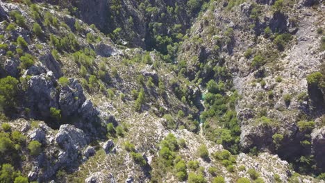 Toma-Aérea-En-ángulo-Hacia-Abajo-De-Un-Acantilado-Rocoso-En-El-Sistema-Ibérico-En-España