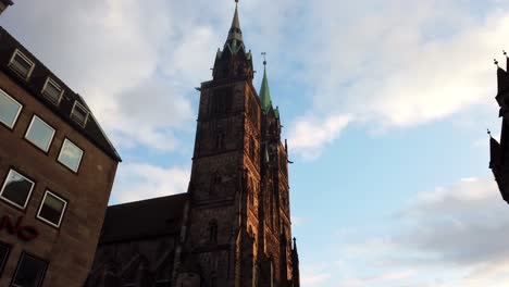 Vista-Panorámica-Y-De-Inclinación-Lenta-De-La-Histórica-Iglesia-De-San-Lorenzo-En-Núremberg