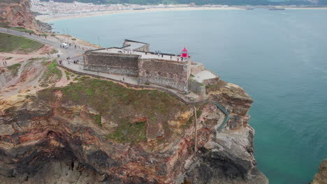 Entdecken-Sie-Den-Berühmten-Leuchtturm-Von-Nazaré-In-Portugal-Und-Seine-Wunderschöne-Umgebung-Aus-Der-Luft