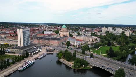 Potsdamer-Innenstadt-Mit-Roten-Dächern-Und-Der-Havel,-Die-Sie-An-Einem-Sonnigen-Und-Bewölkten-Tag-Umgibt