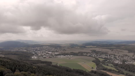 Luftaufnahme-Vom-Gipfel-Des-Pilgerbergs-Wilzenberg-Im-Sauerland-In-Deutschland-Mit-Weitem-Blick-Auf-Die-Landschaft-An-Einem-Bewölkten-Tag