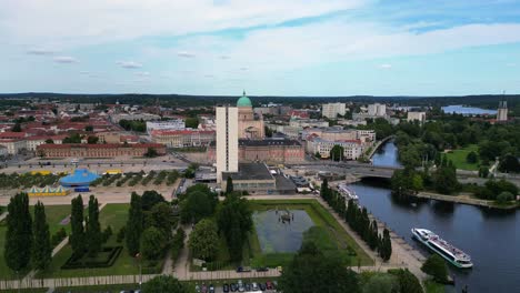 Potsdamer-Innenstadt-Mit-Roten-Dächern-Und-Der-Havel,-Die-Sie-An-Einem-Sonnigen-Und-Bewölkten-Tag-Umgibt