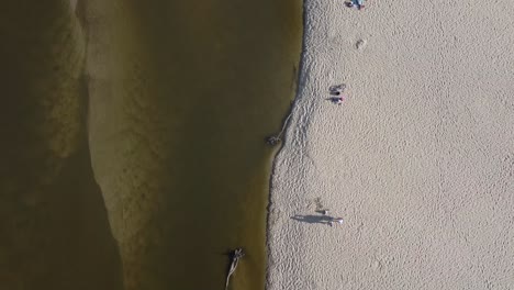 Drohnenaufnahme-Des-Flussufers-Der-Weichsel-Mit-Leuten,-Die-Am-Strand-Picknicken