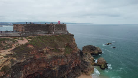 Descubriendo-El-Precioso-Faro-De-Nazaré-Y-Sus-Acantilados